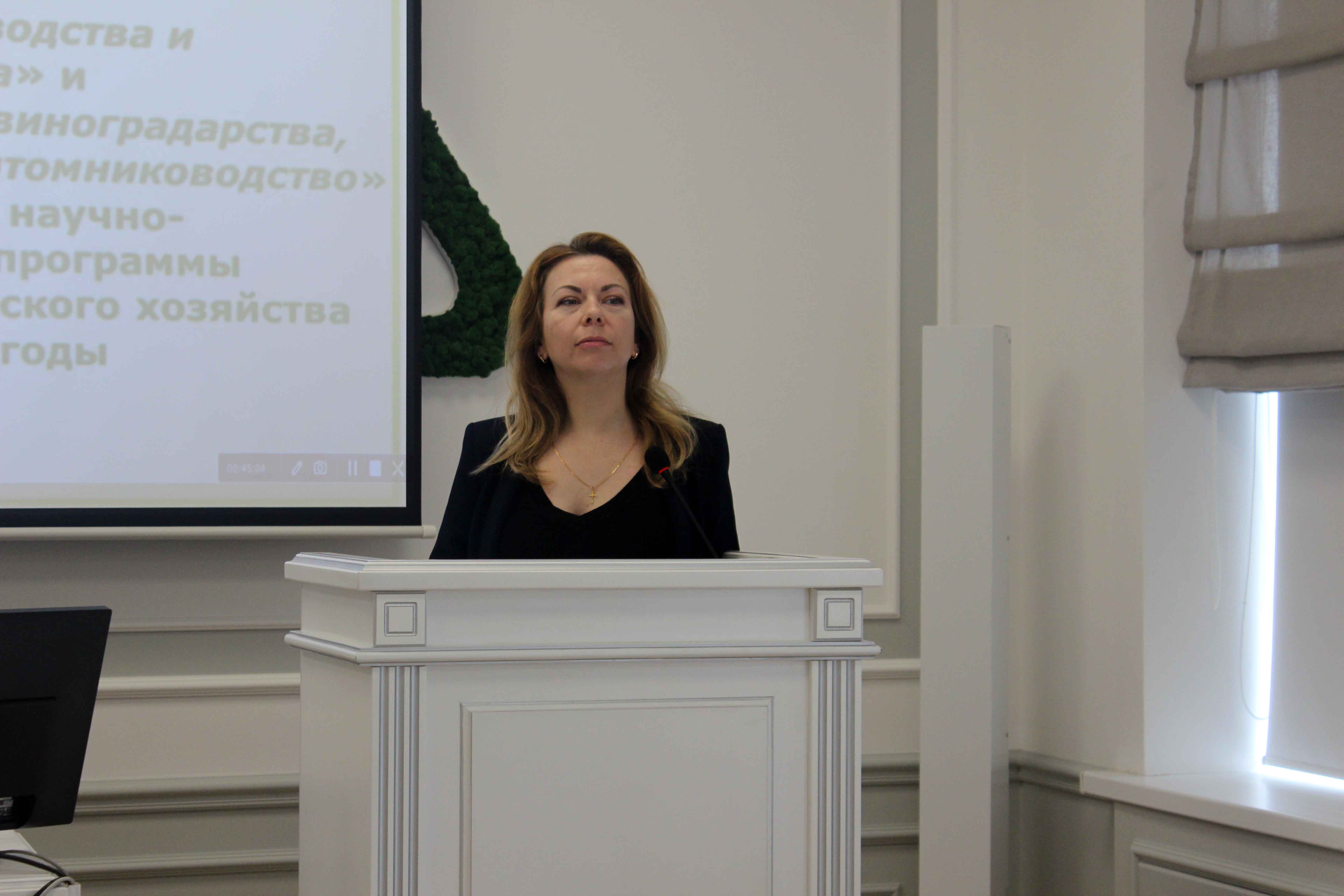 у трибуны заведующая лабораторией сортоизучения и селекции винограда Ильницкая Е.Т.